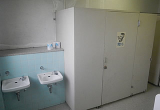 トイレ改修施工前（男子洗面所）